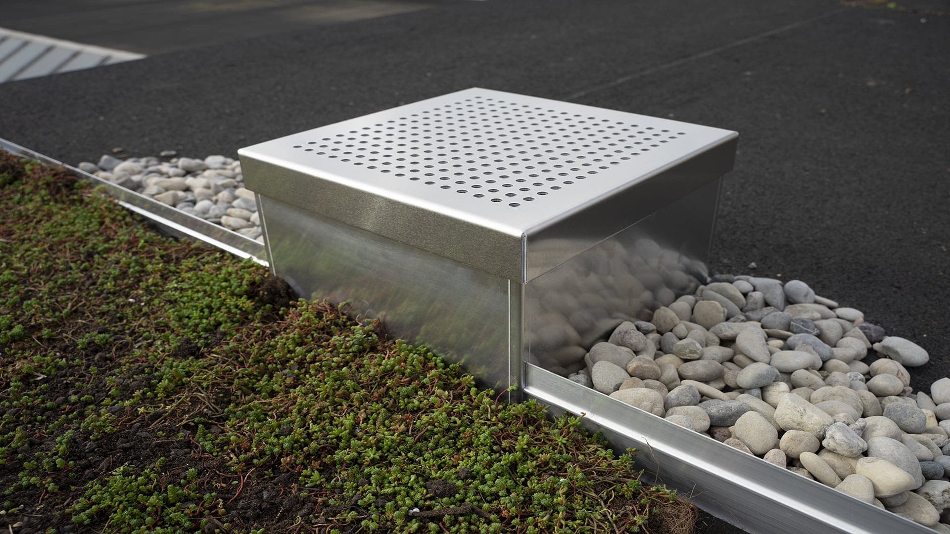 Toezichtsput met geperforeerd deksel in de grindlaag van een groendak